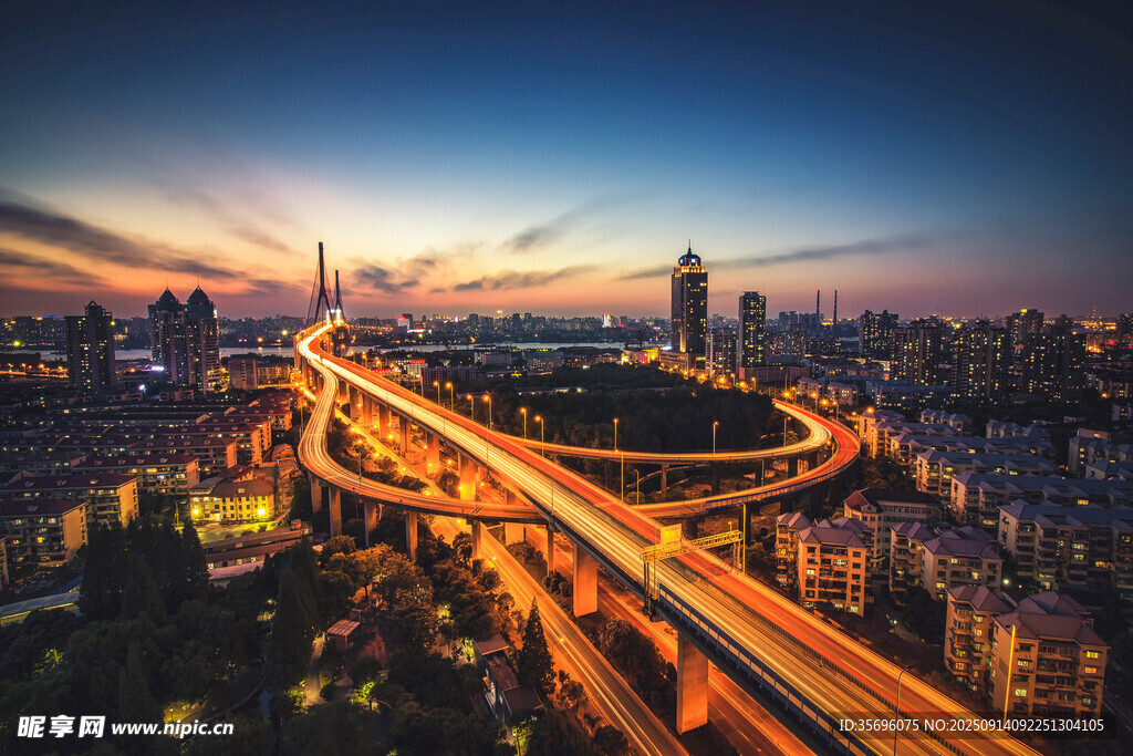 城市黃昏立交絢麗夜景