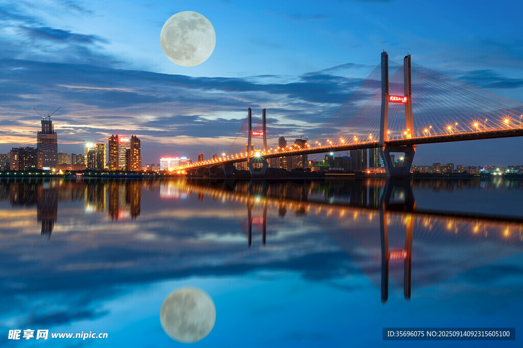 月夜下的城市橋梁美景