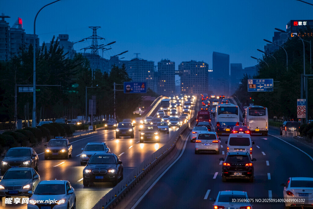 城市晚高峰擁堵車流