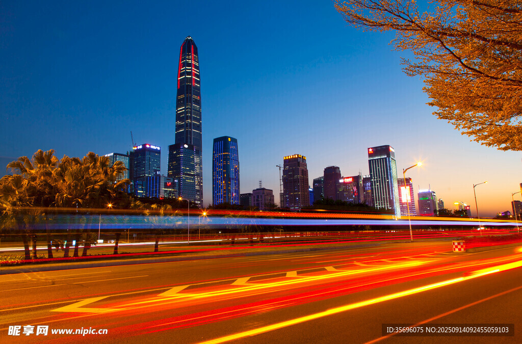 城市夜景中的車流與摩天樓