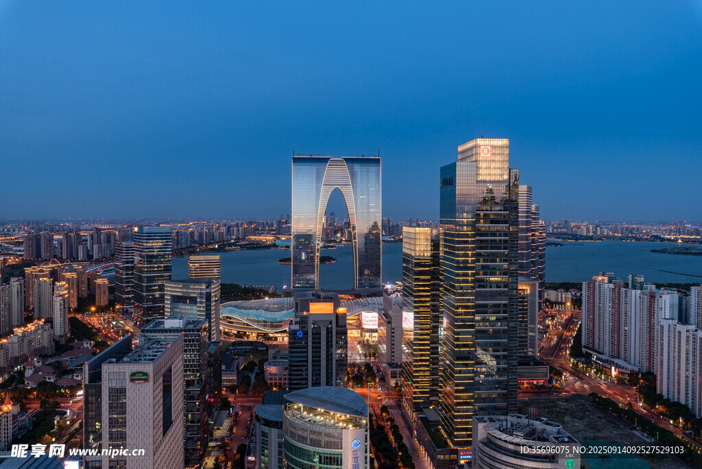 城市夜景中的摩天建筑群