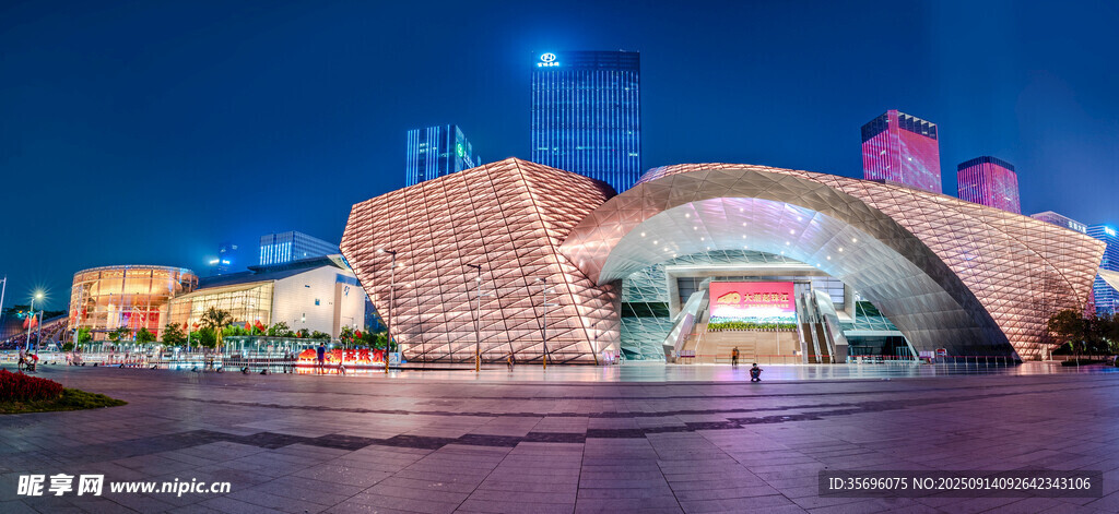 城市璀璨夜景中的現(xiàn)代建筑