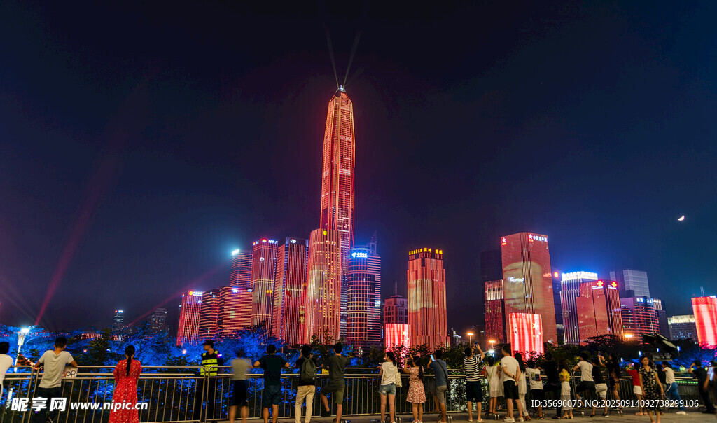 城市璀璨夜景人群聚集