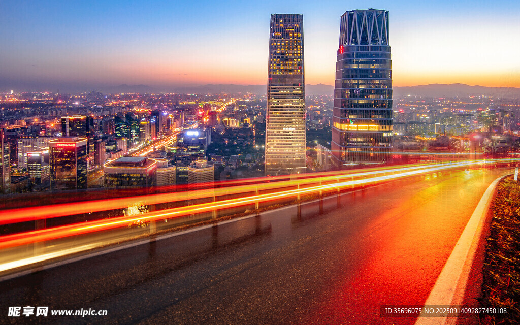 城市夜景中的雙塔樓與車流