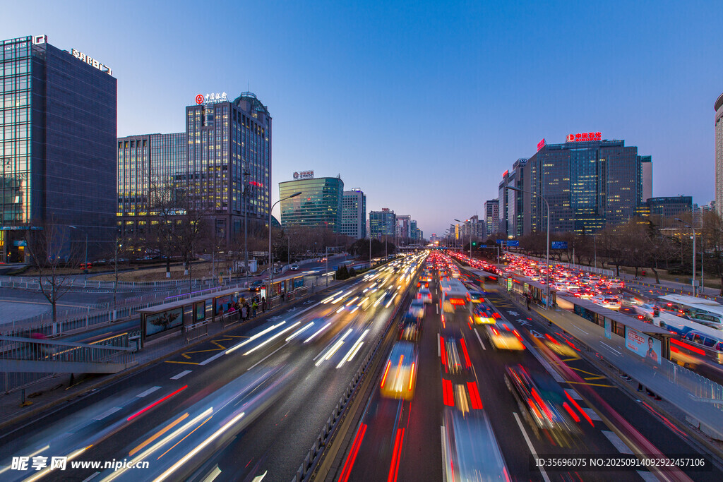 城市繁忙交通夜景