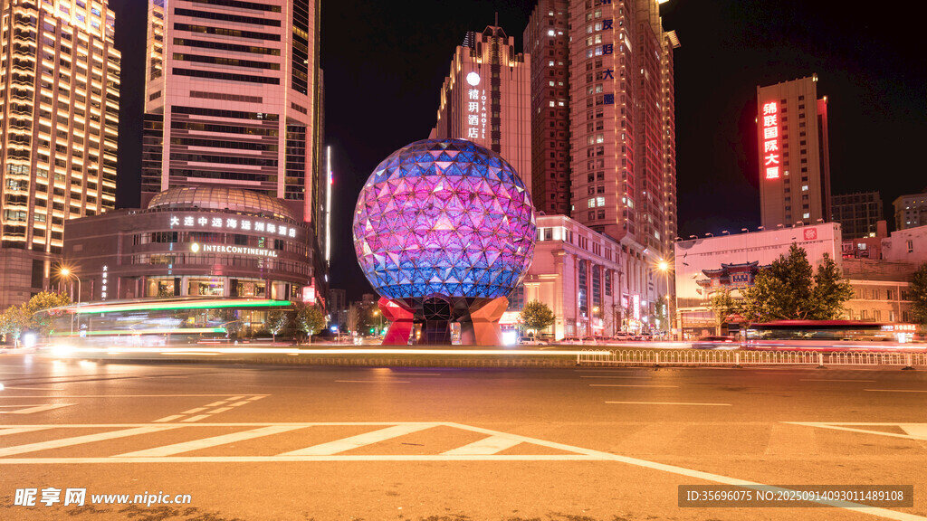城市夜景中的璀璨球形建筑