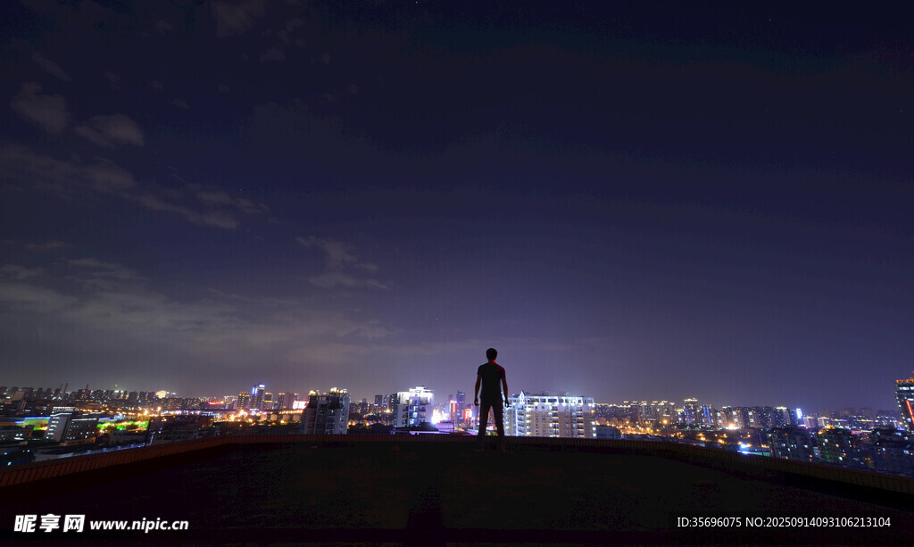 夜晚城市中孤獨(dú)的站立身影