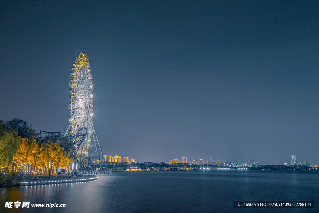 城市湖畔璀璨夜景