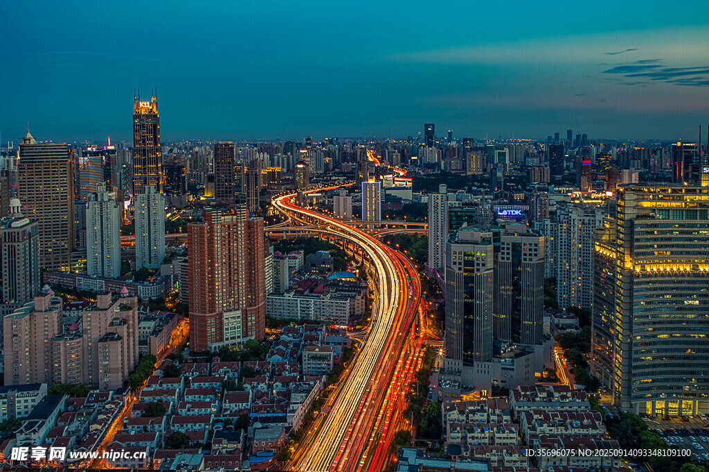 城市夜景中的繁華交通脈絡(luò)