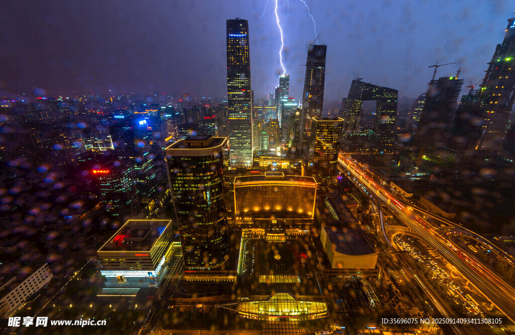 上海夜景閃電下的繁華都市