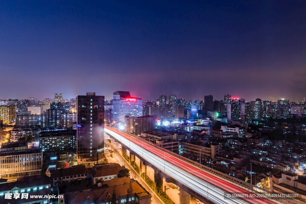 城市夜景中的高架橋車流
