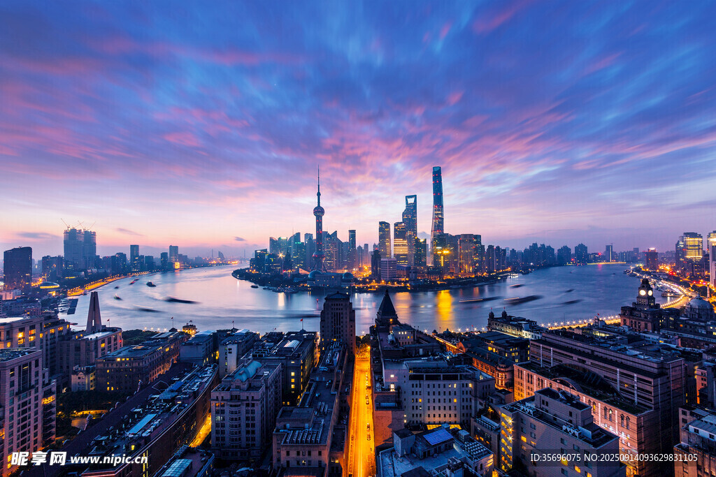 城市天際線的絢麗黃昏景色