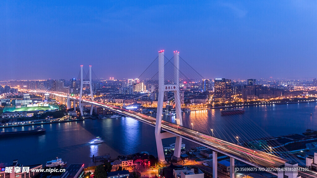 城市跨海大橋夜景風(fēng)光