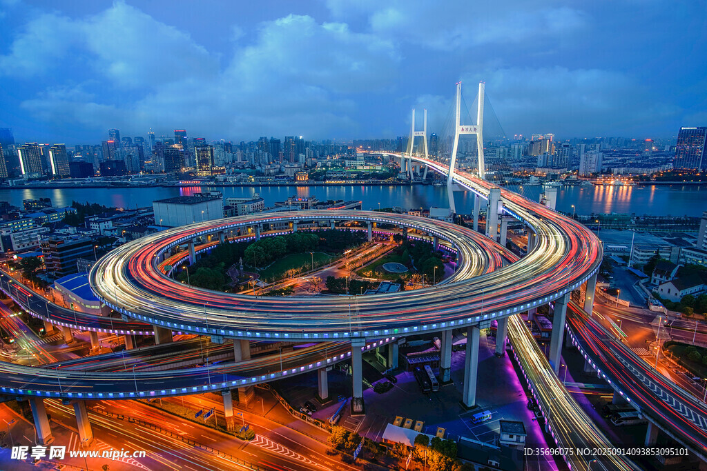 上海高架橋夜景璀璨