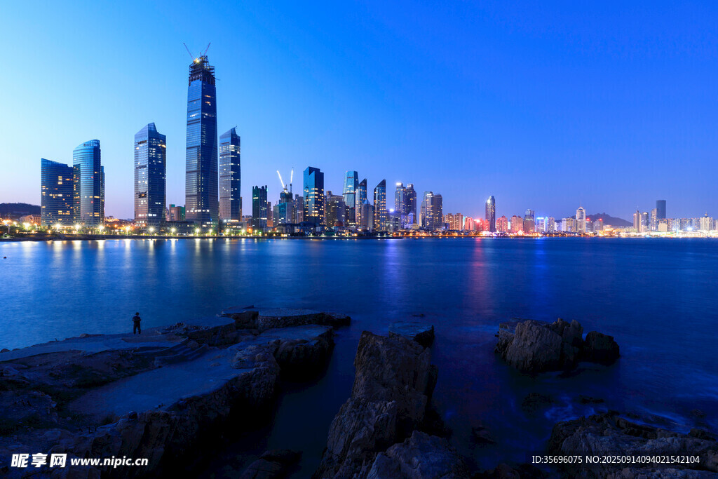 城市海濱夜景璀璨風光