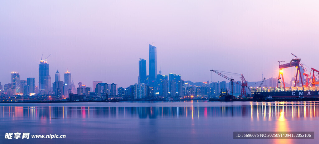 城市湖畔黃昏美景