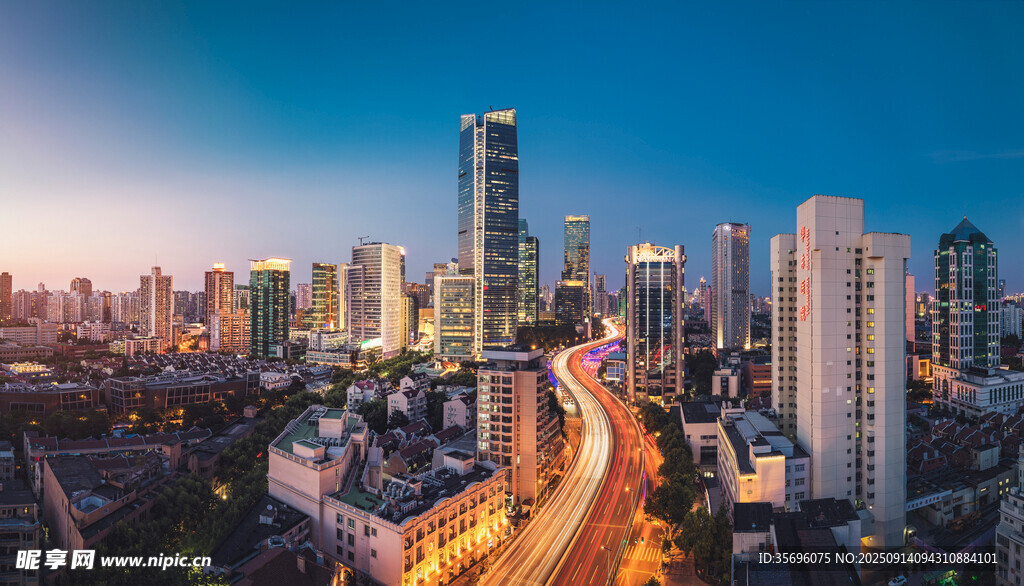 城市夜景繁華道路與高樓