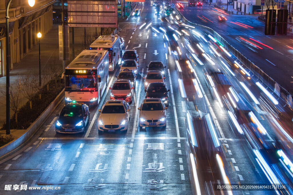 城市夜晚繁忙的車(chē)流景象