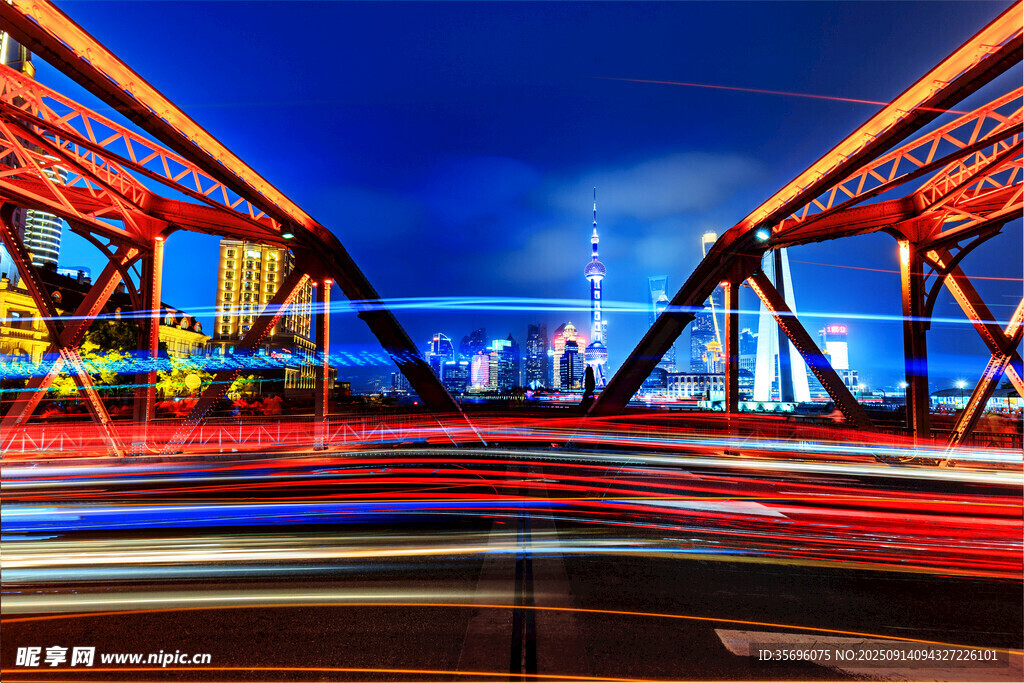 城市橋梁夜景車流光影