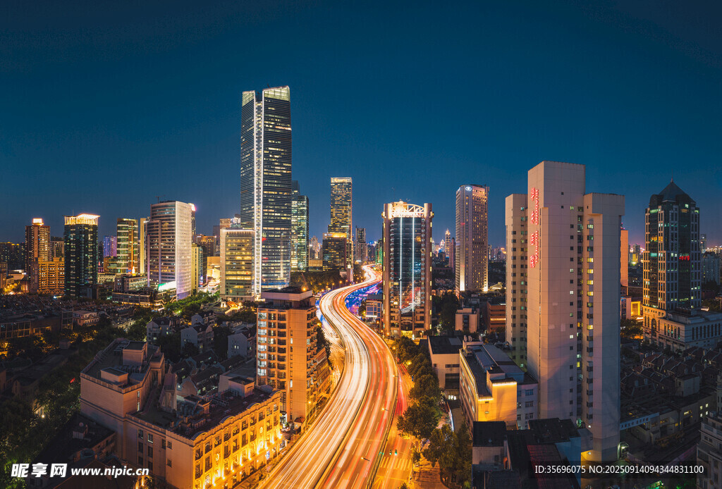 城市璀璨夜景與車流