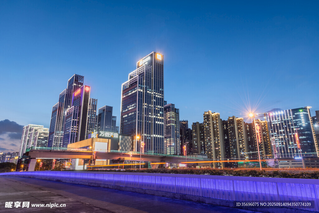繁華都市夜景璀璨高樓