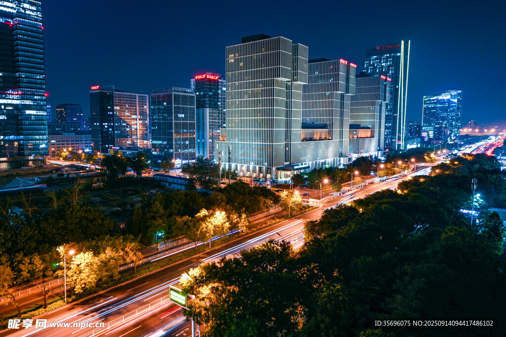 都市夜景中的繁華道路