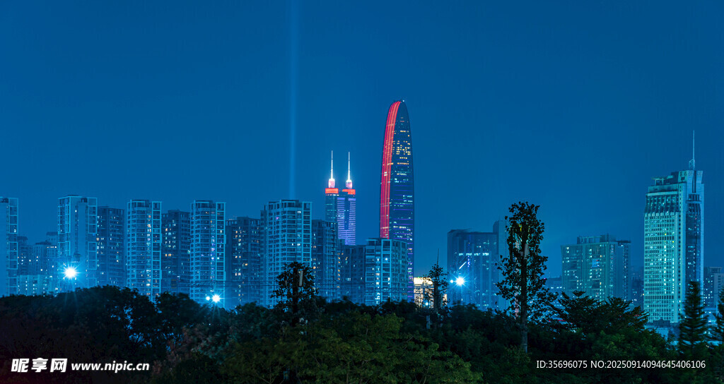 夜幕下的城市璀璨天際線