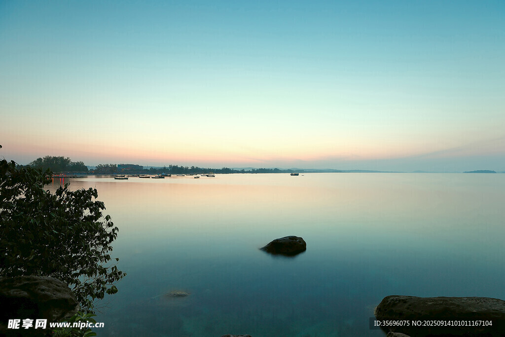寧靜湖畔日出美景
