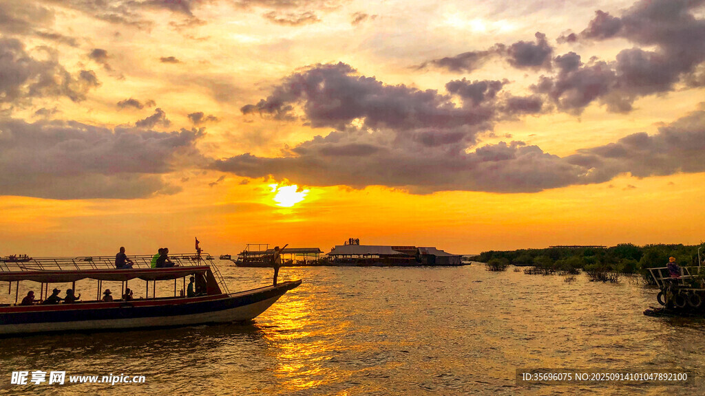 夕陽下的河畔船只美景