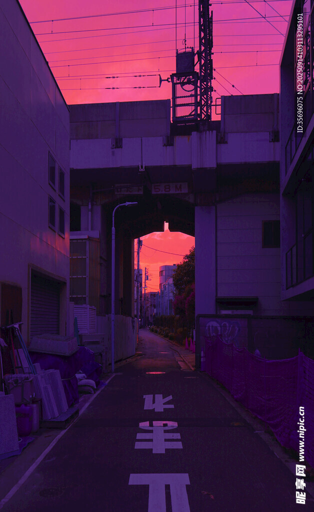 黃昏下的工業(yè)風(fēng)巷道