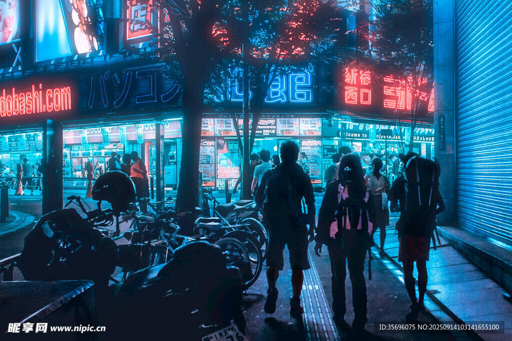 夜晚街頭的熱鬧景象