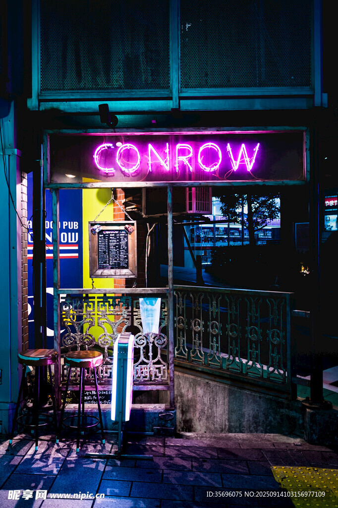 霓虹閃爍的CDROW店鋪