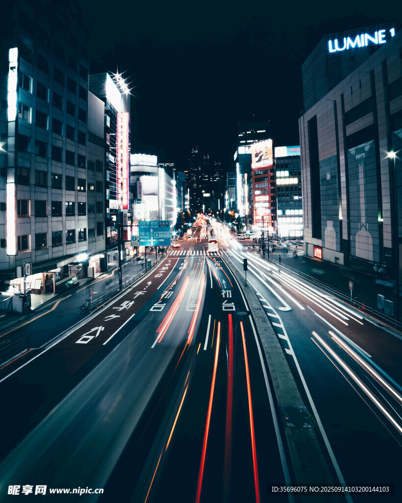 城市夜景下的車(chē)流光影