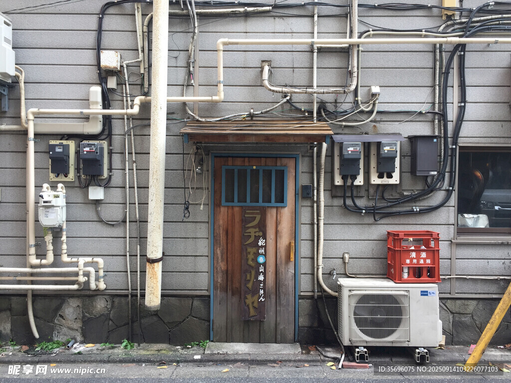 老舊建筑外的機器與設施