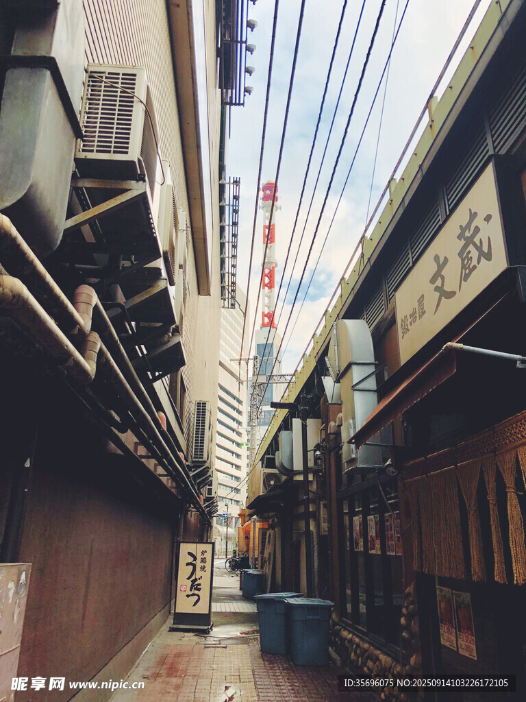 狹窄小巷中的日式建筑景象