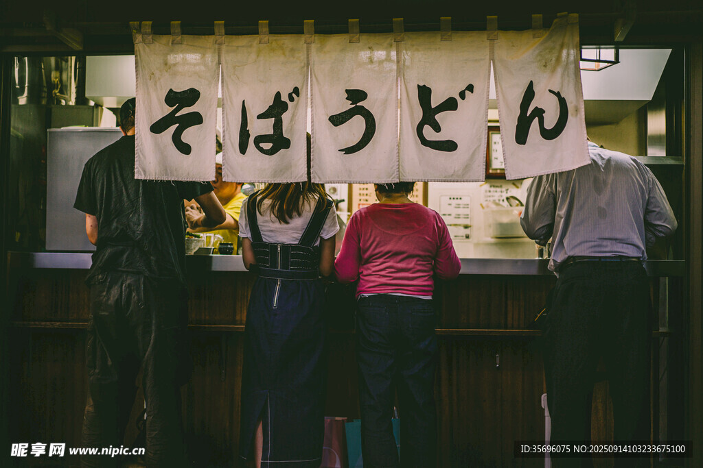 日本居酒屋內(nèi)的顧客與店員