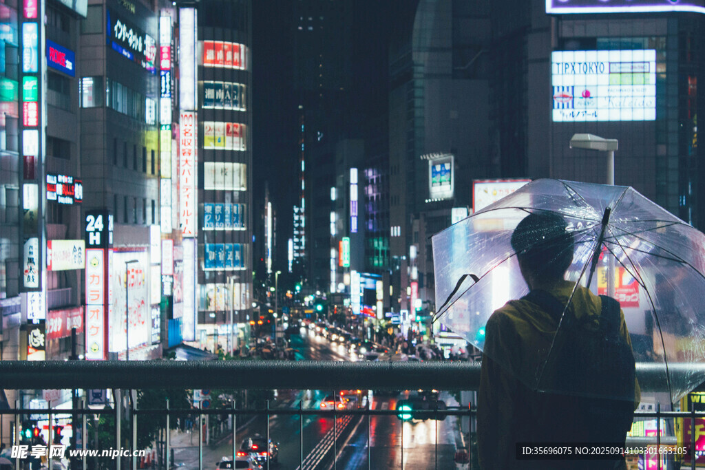 都市夜景下的孤獨(dú)身影