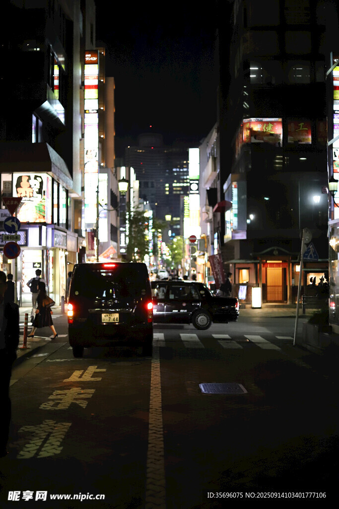 城市夜晚街道燈火景象