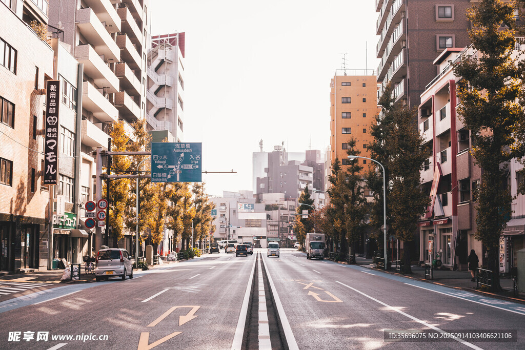 城市空曠街道景象