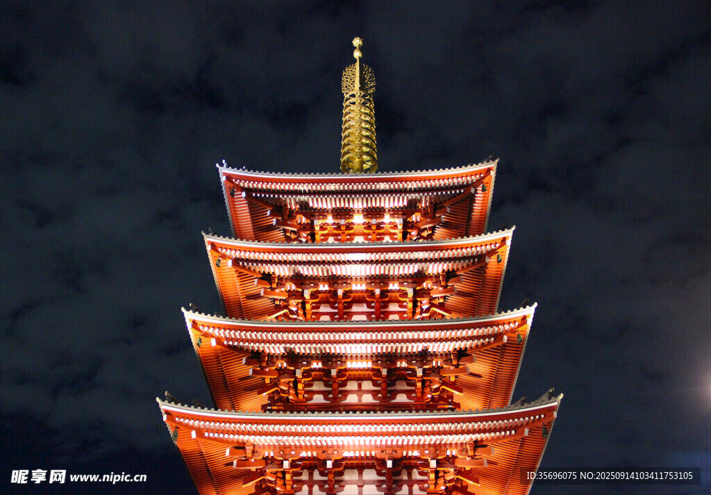 夜幕下的璀璨多層古塔