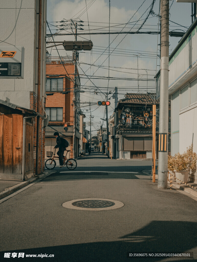 城市小巷中的靜謐街景
