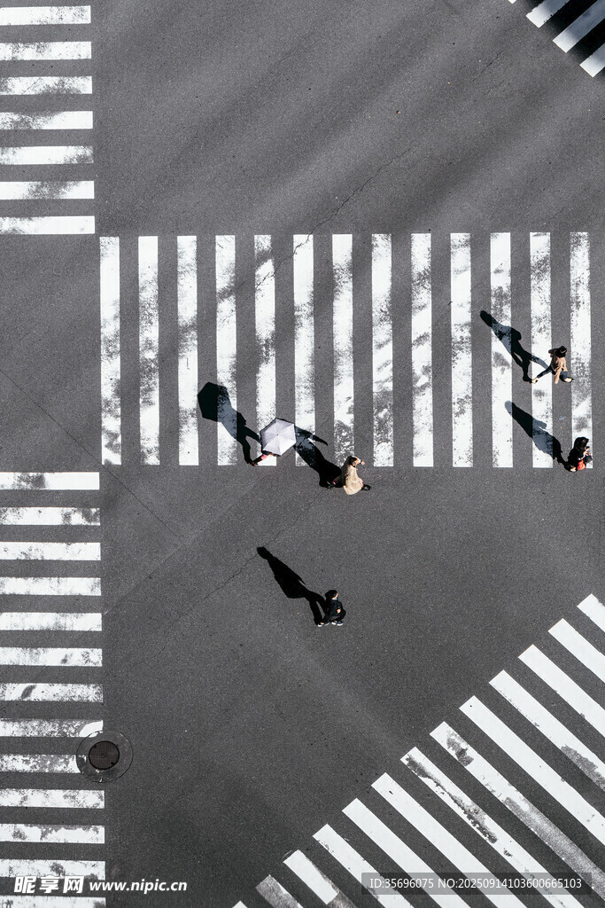 城市斑馬線行人過街景象