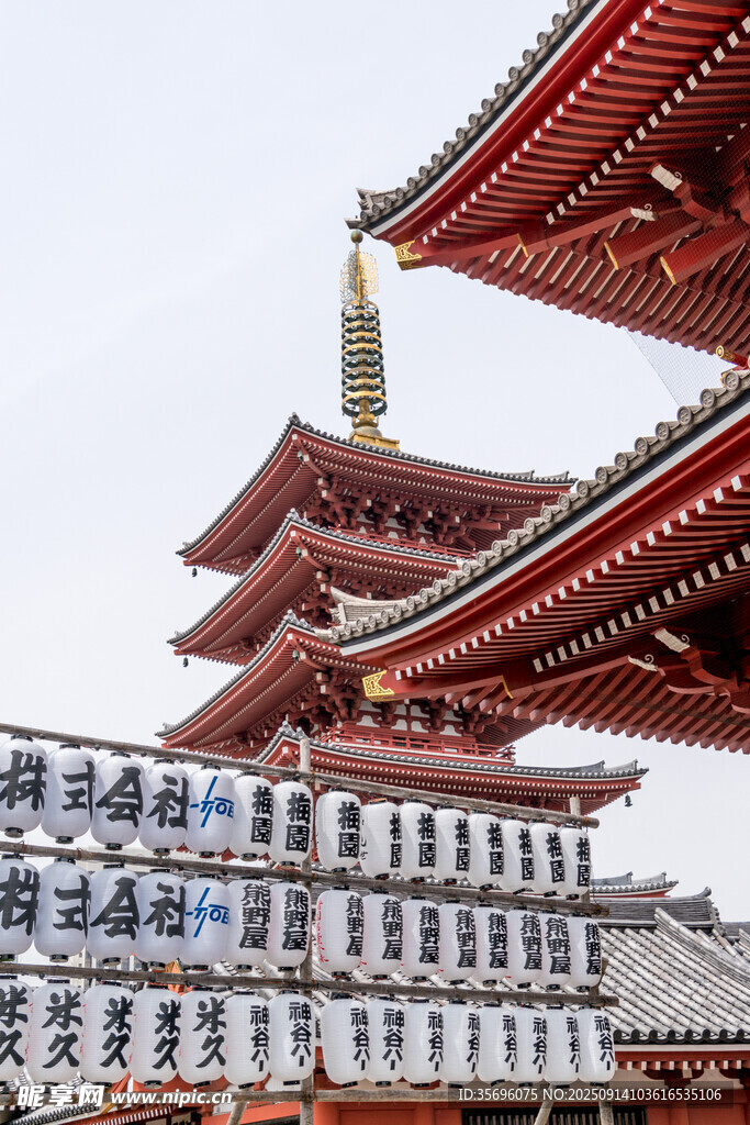 日式古建筑與現(xiàn)代建筑同框