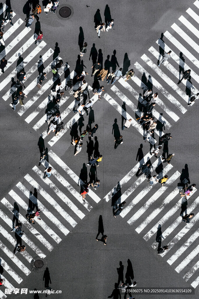 城市街頭繁忙的行人過(guò)馬路場(chǎng)景
