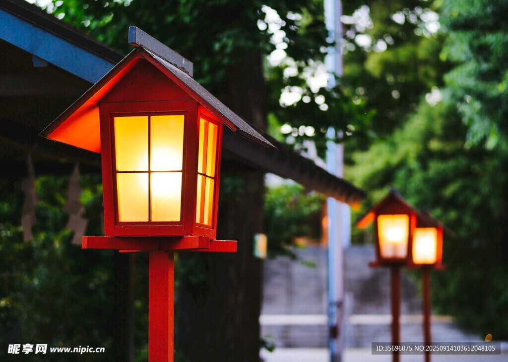 日式庭院中的點(diǎn)亮紅燈籠