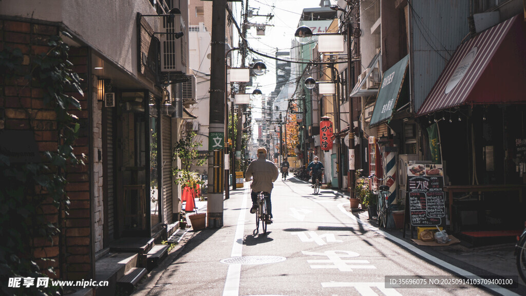 日式街頭小巷行人景象