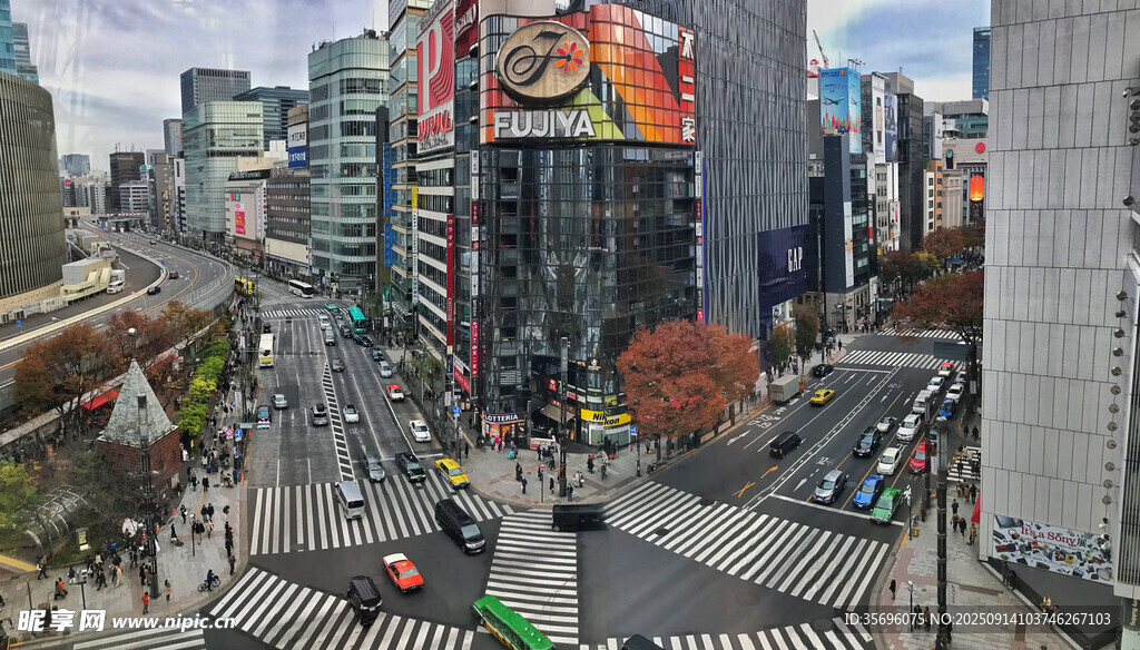 繁華都市街頭景象
