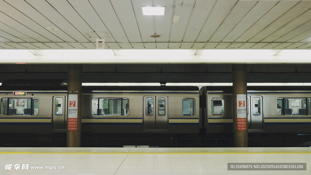 地鐵站內(nèi)的列車(chē)