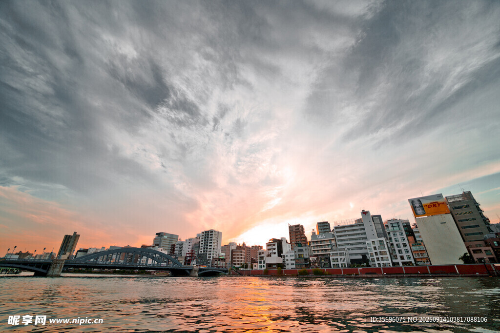 城市河畔日落壯麗景觀