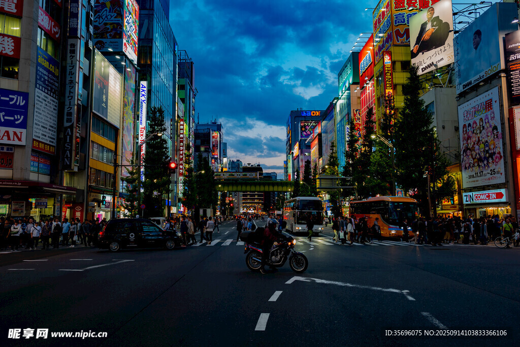 都市夜幕下的繁華街道